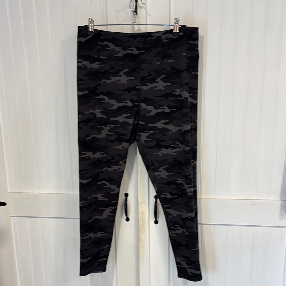 Maurice’s gray/black Camouflage Leggings/yoga pants size XL